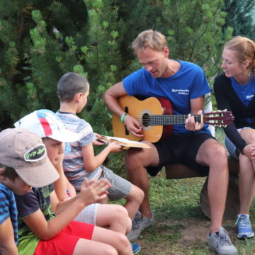 zpívání a hraní na kytaru na táboře