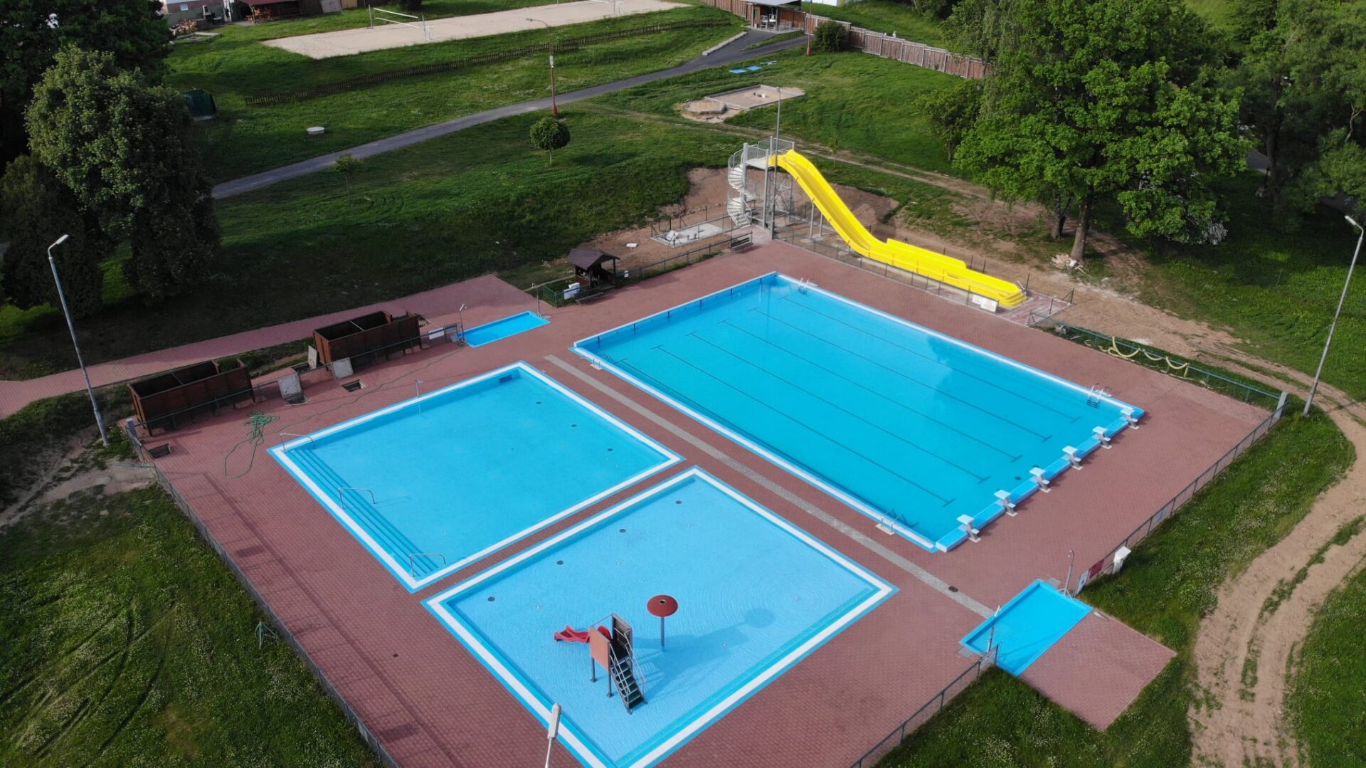 Náhled na venkovní koupaliště v Bystřici nad Pernštejnem. 3 bazény a skluzavka.