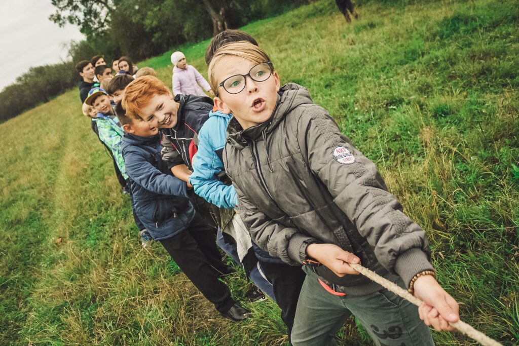 Děti ze základní školy tahající za jeden provaz