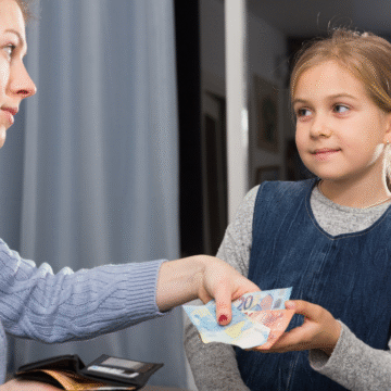 Máma dává dítěti kapesné, ale dívá se na něj vyčítavě.